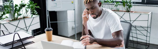 Αφροαμερικάνος Άνδρας Λεύκη Κρατώντας Στυλό Κοντά Στο Σημειωματάριο Ενώ Μιλάμε — Φωτογραφία Αρχείου