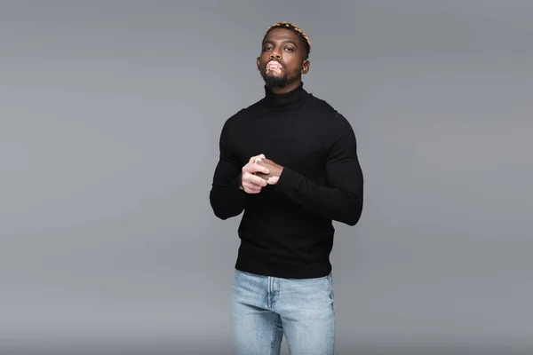 Stylish African American Man Vitiligo Wearing Jeans Black Turtleneck Looking — Stockfoto