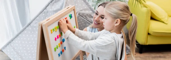 Woman Looking Magnetic Easel Kid Home Banner — Stock Photo, Image