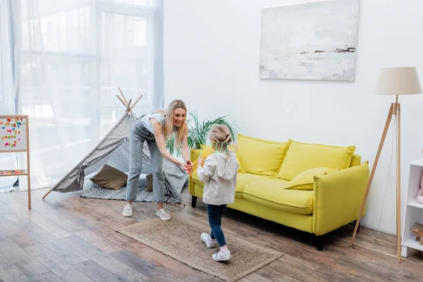 Smiling Mother Holding Toy Daughter Teepee Magnetic Easel Home — 스톡 사진