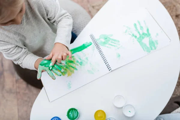Top View Kid Applying Paint Hand Sketchbook Coffee Table — Stockfoto