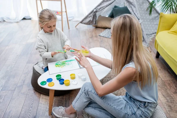 Kid Applying Paint Hand Mom Living Room — Foto de Stock