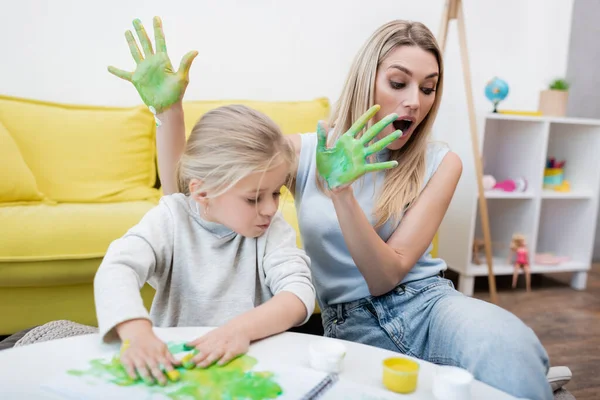 Shocked Mother Holding Hands Paint Kid Home — Stockfoto