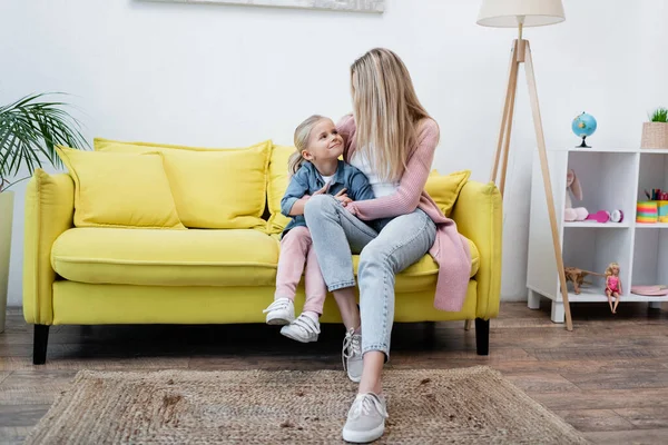 Parent Hugging Smiling Daughter Couch Home — Foto de Stock
