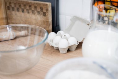 Yumurtalar mutfakta yuvarlanan iğne ve kâsenin yanında. 