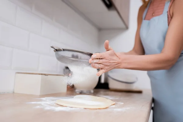 Vista Cortada Mulher Madura Derramando Farinha Massa Cozinha — Fotografia de Stock