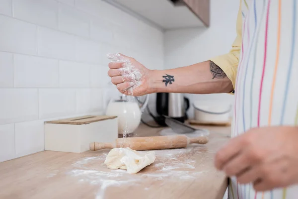 Обрезанный Вид Татуированного Человека Наливающего Муку Тесто Рядом Скалкой Кухонном — стоковое фото