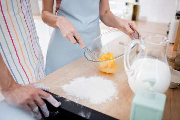Cropped View Woman Mixing Eggs Bowl Ingredients Husband Kitchen — Stock Photo, Image
