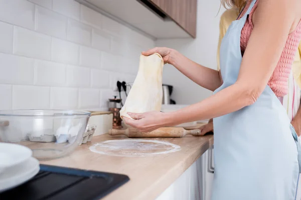 Widok Kobiety Fartuchu Trzymającej Ciasto Pobliżu Męża Kuchni — Zdjęcie stockowe
