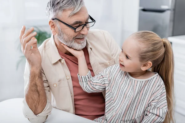 Kleines Mädchen Berührt Bart Von Lächelndem Opa Küche — Stockfoto