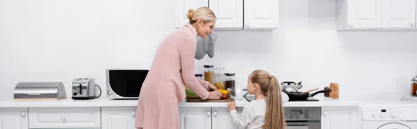 成熟女子 小孙女在厨房做饭 — 图库照片
