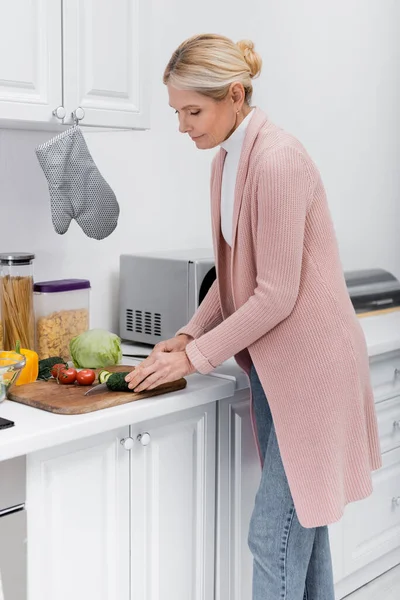 Blonde Middle Aged Woman Cutting Fresh Vegetables Kitchen — Stock Photo, Image