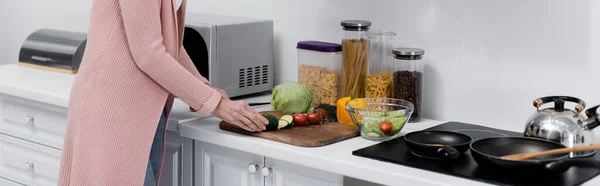 Gedeeltelijk Zicht Vrouw Die Verse Groenten Snijdt Buurt Van Containers — Stockfoto