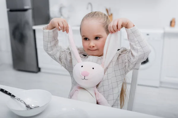 Kleines Mädchen Spielt Mit Spielzeughase Der Nähe Von Schüssel Und — Stockfoto