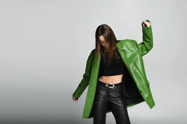 Ung Kvinna Svart Topp Och Grönt Läder Jacka Poserar Isolerad — Stockfoto
