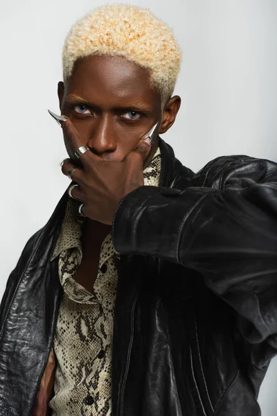 Blond Och Elegant Afrikansk Amerikansk Man Med Metall Naglar Täcker — Stockfoto