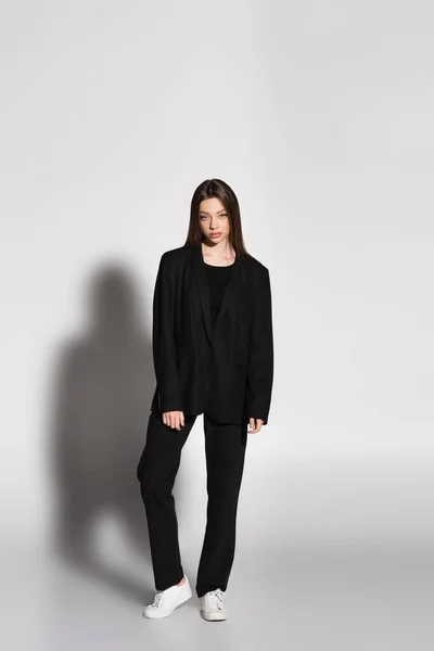 Vista Completa Mujer Con Estilo Zapatillas Blancas Traje Negro Gris — Foto de Stock
