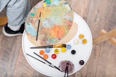 Evde boya fırçaları ve boyaların üst görüntüsü 