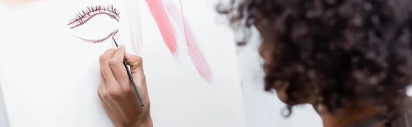 Jovem Afro Americano Pintando Sobre Tela Sala Estar Banner — Fotografia de Stock