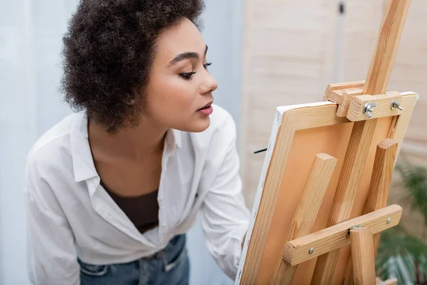 Mujer Afroamericana Pintando Sobre Lienzo Caballete Casa — Foto de Stock