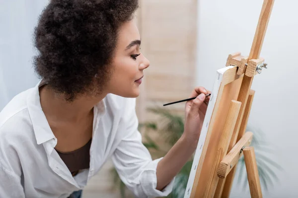 Vista Lateral Mujer Afroamericana Pintando Sobre Lienzo Sala Estar — Foto de Stock