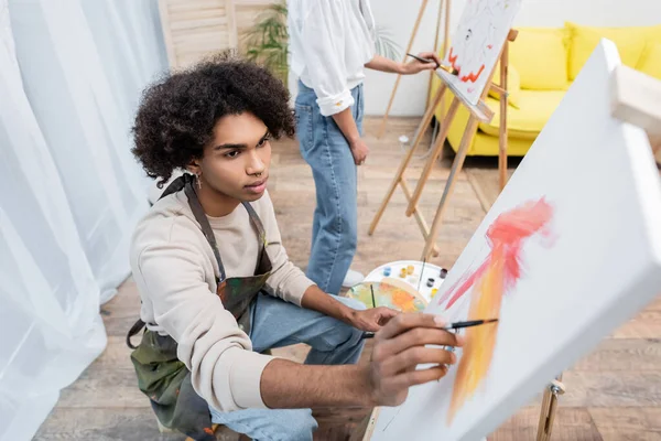 Hombre Afroamericano Delantal Pintando Sobre Lienzo Borroso Cerca Novia Casa — Foto de Stock