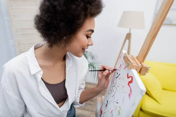 Vista Lateral Joven Mujer Afroamericana Pintando Sobre Lienzo Casa — Foto de Stock