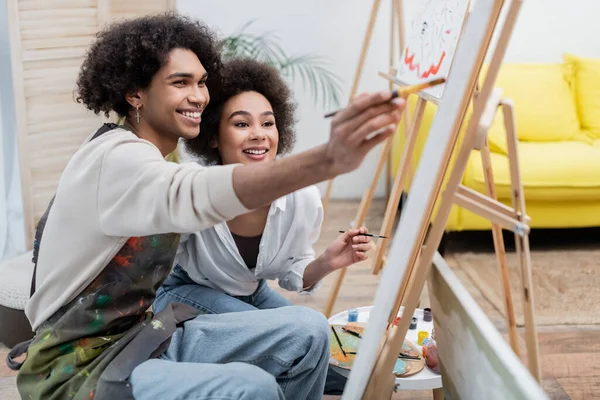 Щаслива Молода Африканська Пара Американських Художників Малює Полотні Вдома — стокове фото