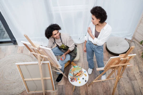 Visão Geral Casal Afro Americano Sorridente Desenhando Telas Casa — Fotografia de Stock