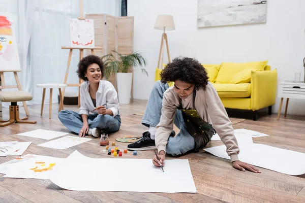 Hombre Afroamericano Pintando Suelo Cerca Novia Sonriente Pinta Casa — Foto de Stock