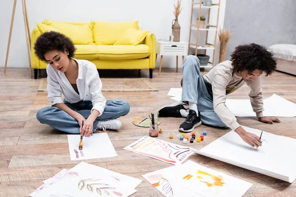 Pareja Afroamericana Pintando Sobre Papeles Suelo Salón — Foto de Stock