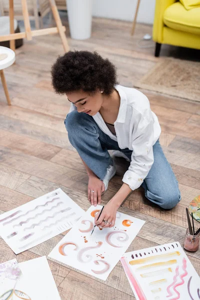 Joven Mujer Afroamericana Pintando Suelo Casa — Foto de Stock