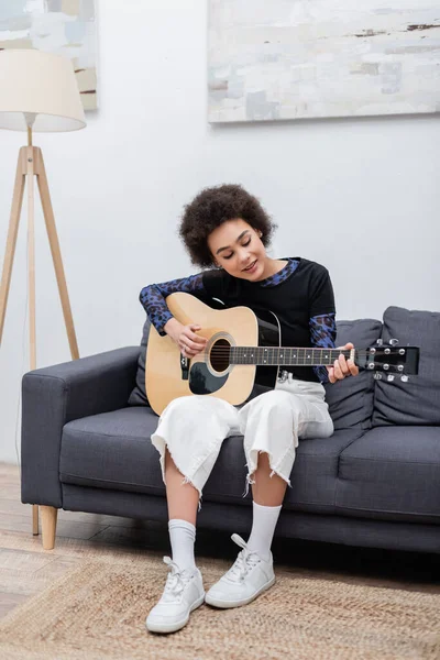 Sonriente Mujer Afroamericana Tocando Guitarra Acústica Sofá Casa — Foto de Stock