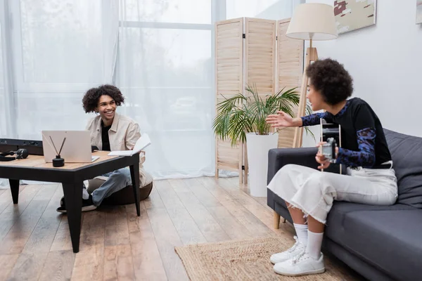 Sorrindo Afro Americano Olhando Para Namorada Com Guitarra Acústica Perto — Fotografia de Stock