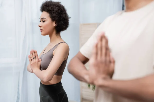 Afrika Amerika Wanita Berlatih Yoga Dekat Blurred Pacar Rumah — Stok Foto