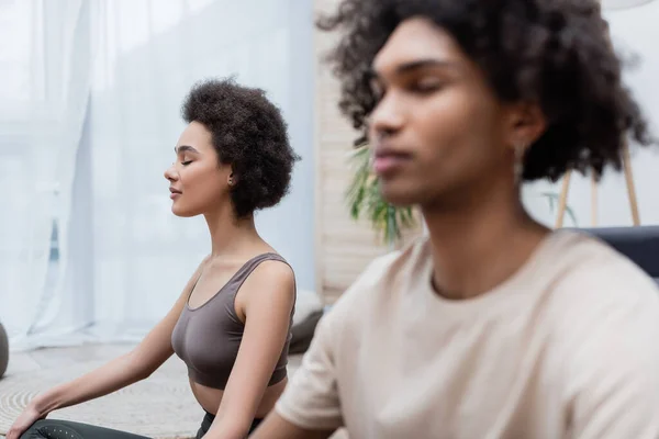 Joven Afroamericana Mujer Meditando Cerca Novio Sala Estar —  Fotos de Stock