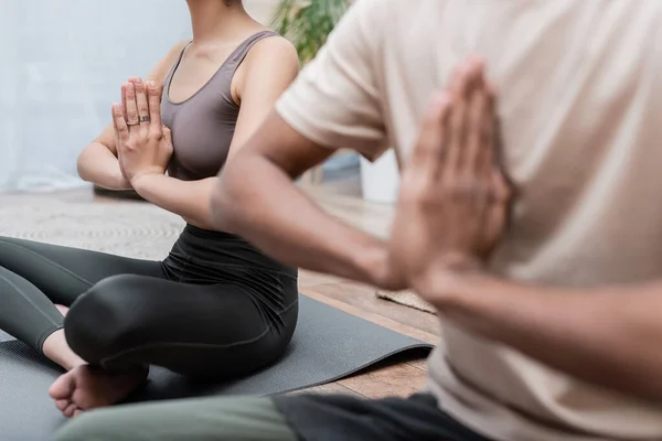 Vista Recortada Pareja Afroamericana Meditando Sala Estar — Foto de Stock