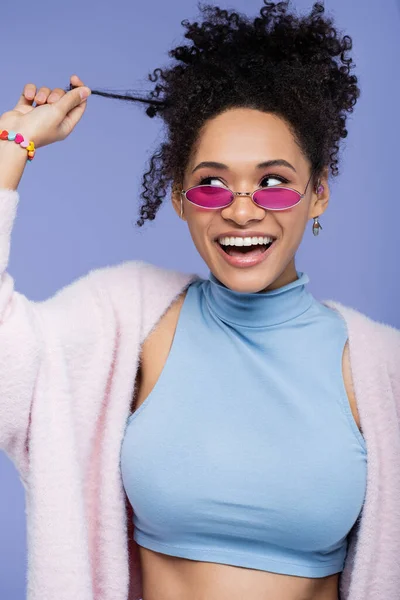 Mulher Americana Africana Feliz Óculos Sol Elegantes Puxando Cabelo Encaracolado — Fotografia de Stock
