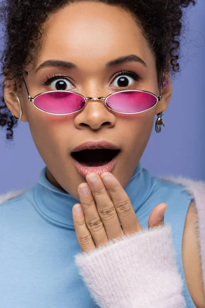 Close Mulher Afro Americana Chocada Com Boca Aberta Isolada Roxo — Fotografia de Stock