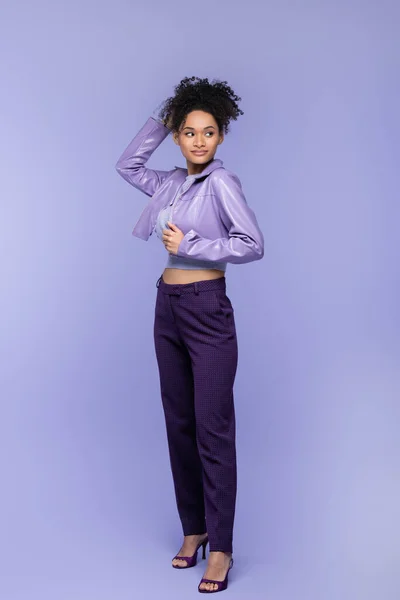 Longitud Completa Sonriente Mujer Afroamericana Chaqueta Cuero Violeta Pantalones Posando — Foto de Stock