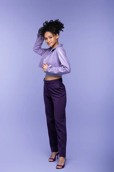 Longitud Completa Alegre Mujer Afroamericana Chaqueta Cuero Violeta Posando Púrpura — Foto de Stock