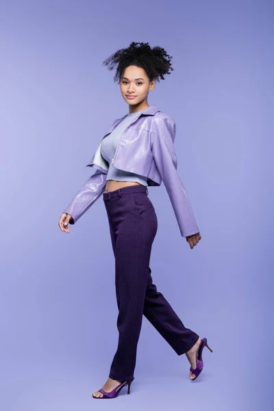 Longitud Completa Elegante Mujer Afroamericana Chaqueta Cuero Violeta Pantalones Caminando — Foto de Stock