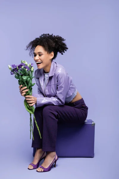 Mulher Americana Africana Alegre Sentado Mala Segurando Flores Roxo — Fotografia de Stock