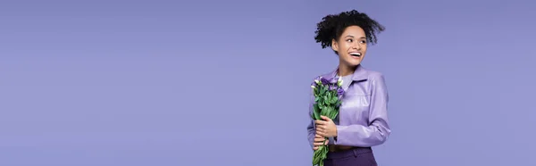 快乐的年轻的非洲裔美国女人拿着一束鲜花 一束紫色的 横幅上的 — 图库照片