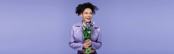 Feliz Jovem Afro Americana Segurando Buquê Flores Olhando Para Longe — Fotografia de Stock