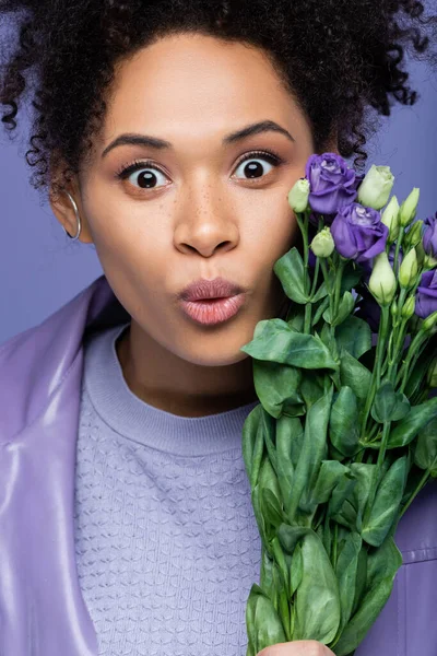 Terkejut Muda African American Wanita Memegang Karangan Bunga Ungu Terisolasi — Stok Foto
