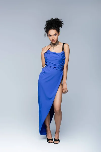 Volle Länge Der Tätowierten Afroamerikanerin Hellblauem Kleid Auf Grau — Stockfoto