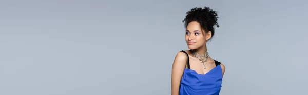 Lächelnde Afroamerikanerin Leuchtend Blauem Kleid Die Wegschaut Während Sie Isoliert — Stockfoto