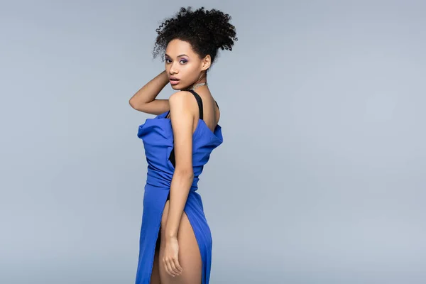 Kręcone Afryki Amerykański Model Niebieski Poślizgu Sukienka Patrząc Aparat Podczas — Zdjęcie stockowe