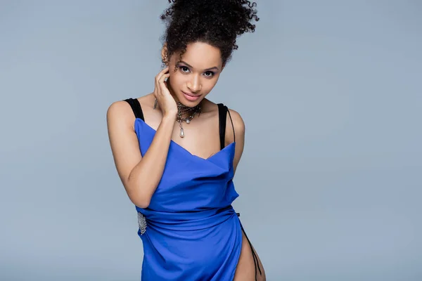 Afrikanisches Amerikanisches Model Leuchtend Blauem Kleid Blickt Die Kamera Während — Stockfoto